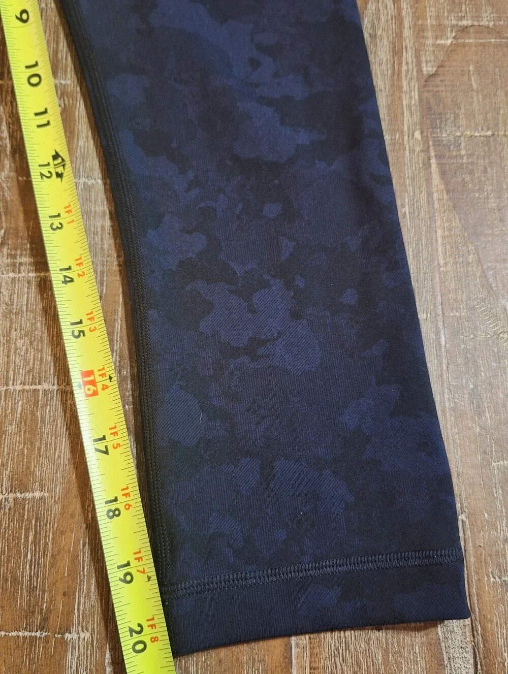 Lululemon Capri Leggings Womens Size 4 Athletic Workout‎ Black/Blue Logo